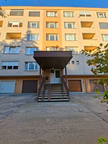 DOBRÉ REALITY-pekná garsónka na prenájom, sídl. Kopanice, Prievidza - Bytový dom v Prievidzi na ulici Benedikta s garážou a vstupným schodiskom.