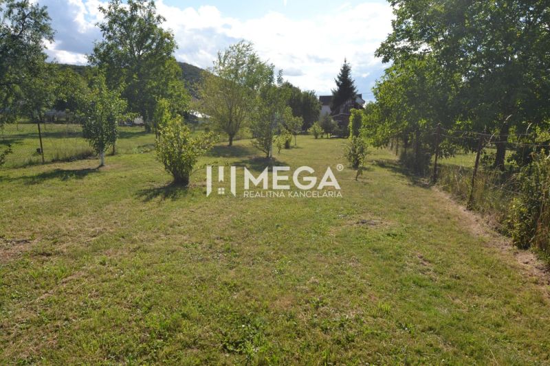 Rezervované - Na predaj rodinný dom v obci Hažín nad Cirochou, exkluzí - Záhrada pri rodinnom dome na ulici Hažín nad Cirochou v Hažíne nad Cirochou.