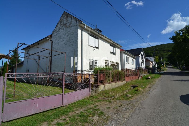 Rezervované - Na predaj rodinný dom v obci Hažín nad Cirochou, exkluzí - Rodinný dom na ulici v Hažíne nad Cirochou so záhradou a bránou.