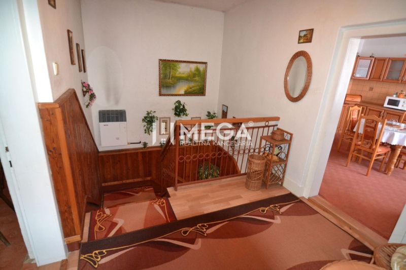 Rezervované - Na predaj rodinný dom v obci Hažín nad Cirochou, exkluzí - Chodba s kobercami a schodiskom, podlaha s dreveným dekorom, prístup do kuchyne.