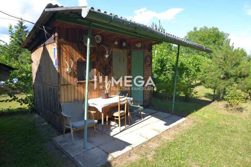 Rezervované - Na predaj rodinný dom v obci Hažín nad Cirochou, exkluzí - Malá drevená záhradná chatka s prístreškom v záhrade rodinného domu v Hažíne nad Cirochou.