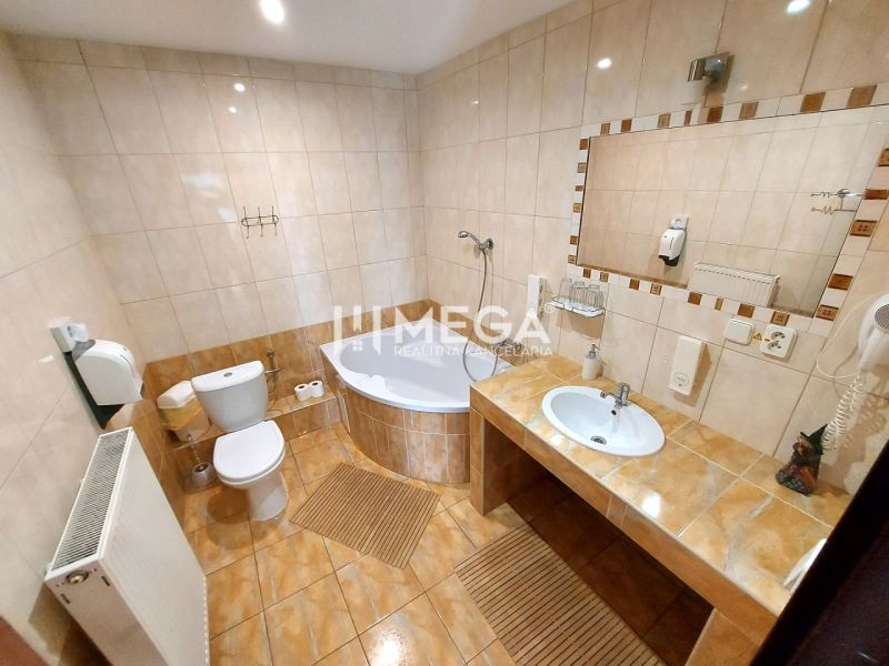 Na predaj nehnuteľnosť - zabehnutý penzión v centre mesta Humenné - Kúpeľňa v Hotely a penzióny s vaňou, toaletou a veľkým zrkadlom.