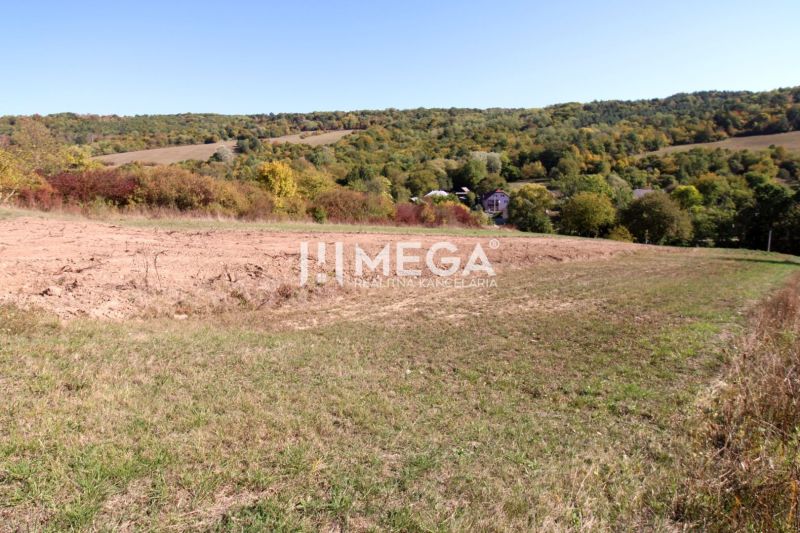 Na predaj pozemok aj na výstavbu v obci Vyšné Ladičkovce - Krajina vo Vyšných Ladičkovciach, pozemky pre bývanie, obklopené lesmi a zeleňou.