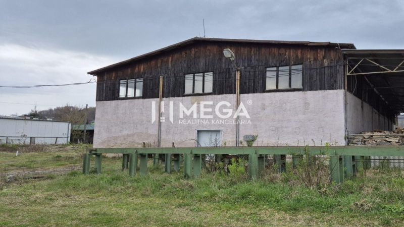 PRENÁJOM veľkej HALY v obci UDAVSKÉ - Budova v Udavskom slúžiaca na sklady a haly, obklopená trávnatým povrchom.