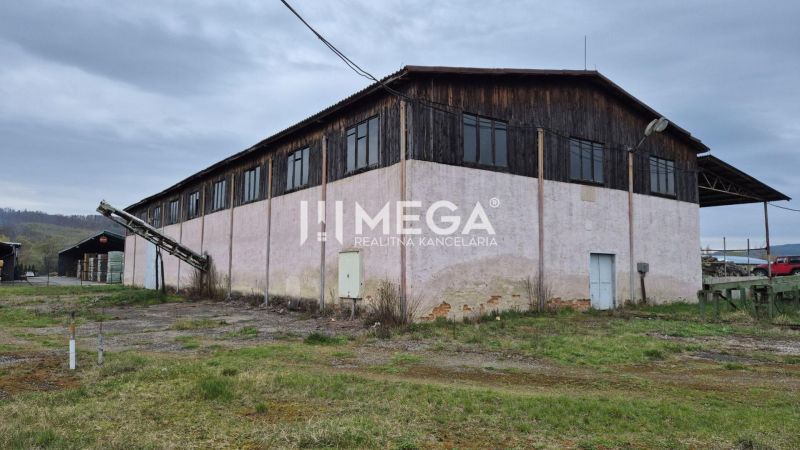 PRENÁJOM veľkej HALY v obci UDAVSKÉ - Budova v Udavskom na obrázku v sekcii Sklady a haly, obklopená trávnatou plochou.