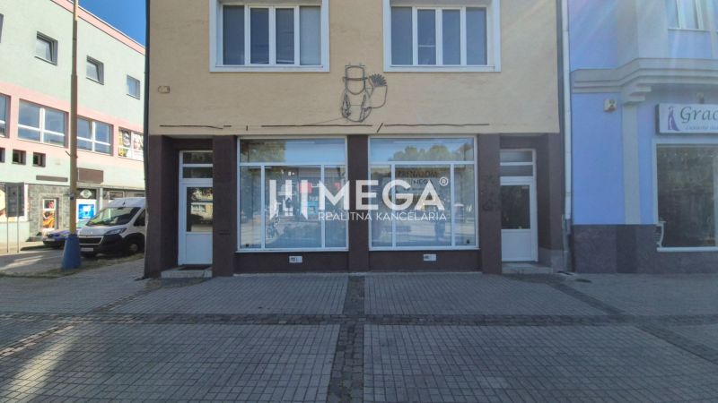PRENÁJOM OBCHODNÉHO PRIESTORU PRIAMO V CENTRE HUMENNÉHO - Obchodné priestory na Námestí Slobody v Humennom s výkladom a vstupnými dverami na prízemí.