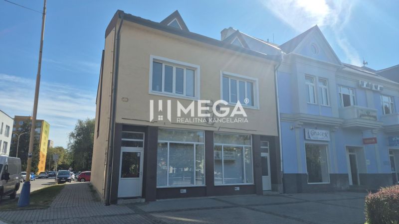 PRENÁJOM OBCHODNÉHO PRIESTORU PRIAMO V CENTRE HUMENNÉHO - Budova s obchodnými priestormi na Námestí Slobody v Humennom.