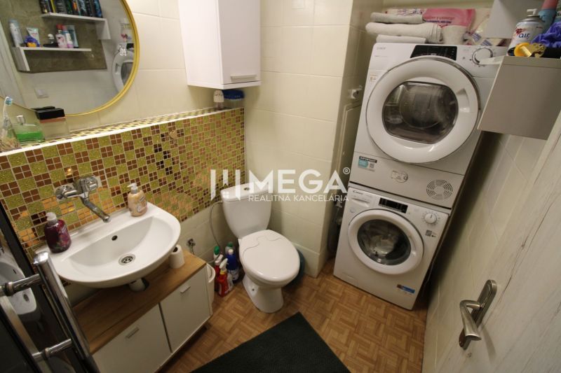 REZERVOVANÝ - Na predaj moderný 2-izbový byt po rekonštrukcii - Kúpeľňa v 2-izbovom byte s práčkou a sušičkou, dlažba s dreveným dekorom.