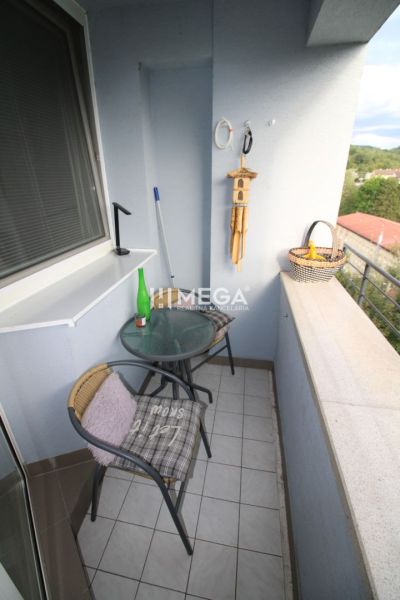 REZERVOVANÝ - Na predaj moderný 2-izbový byt po rekonštrukcii - Balkón 2-izbového bytu s kaviarenským stolíkom a výhľadom na zeleň.