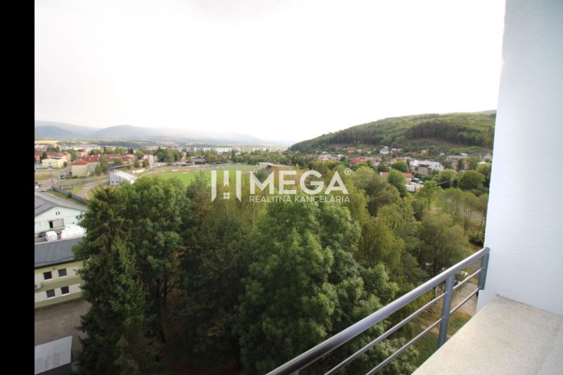 REZERVOVANÝ - Na predaj moderný 2-izbový byt po rekonštrukcii - Výhľad z balkóna na športové ihrisko s lesnatým okolím v Snine na Palárikovej ulici.