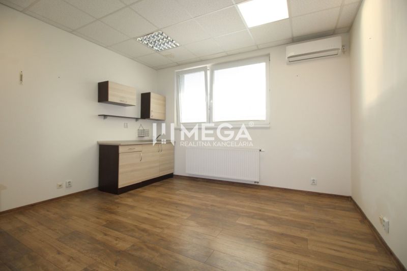NA PRENÁJOM: 2x Moderná, klimatizovaná kancelária s parkovaním a optic - Kancelária s bielymi stenami, dreveným dekorom podlahy a úložným priestorom.