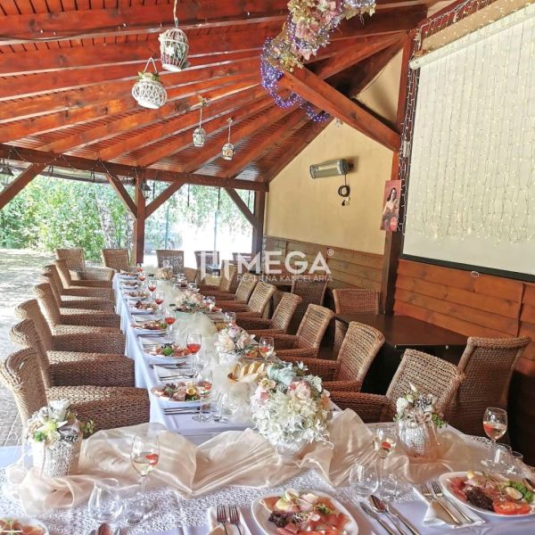 NA PREDAJ PRÉMIOVÉ OBCHODNÉ PRIESTORY REŠTAURÁCIA BARÓNKA VT - Interiér gastro priestorov s prestretým stolom a výzdobou vo svetlých odtieňoch.