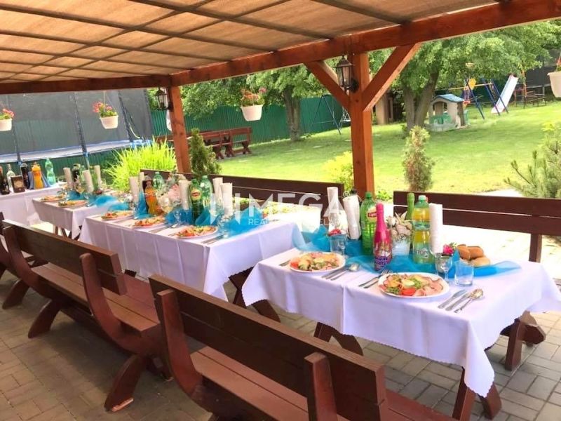 NA PREDAJ PRÉMIOVÉ OBCHODNÉ PRIESTORY REŠTAURÁCIA BARÓNKA VT - Prestreté stoly pod prístreškom na Budovateľskej ulici vo Vranove nad Topľou, gastro priestory.