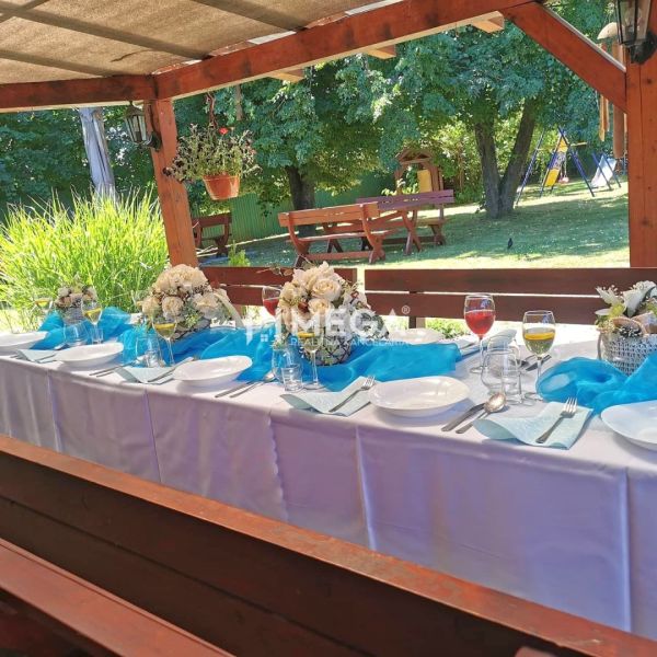 NA PREDAJ PRÉMIOVÉ OBCHODNÉ PRIESTORY REŠTAURÁCIA BARÓNKA VT - Exteriérové gastro priestory vo Vranove nad Topľou na Budovateľskej s elegantne prestretým stolom.