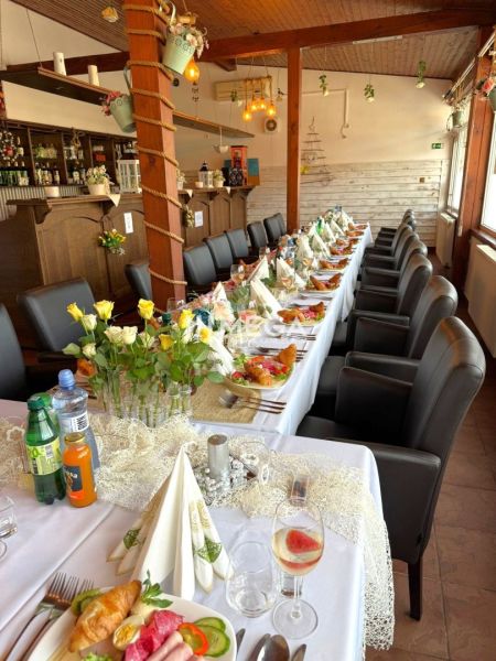 NA PREDAJ PRÉMIOVÉ OBCHODNÉ PRIESTORY REŠTAURÁCIA BARÓNKA VT - Elegantne prestreté stoly s dekoráciami v gastro priestoroch vytvárajúce príjemnú atmosféru.