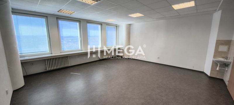 NA PRENÁJOM KANCELÁRIA IDEÁLNA NA SLUŽBY 35m² - HUMENNÉ - Priestranné kancelárie s viacerými oknami a podlahou s dreveným dekorom.