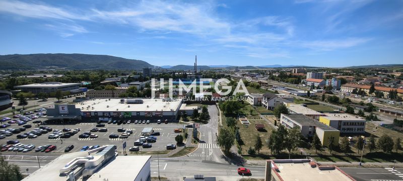 NA PRENÁJOM KANCELÁRIA IDEÁLNA NA SLUŽBY 35m² - HUMENNÉ - Letecký pohľad na časť Humenného na Štefánikovej ulici, kancelárie a supermarket.