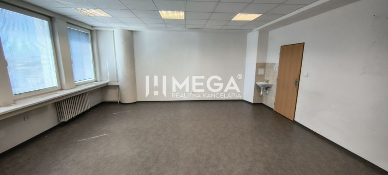 NA PRENÁJOM KANCELÁRIA IDEÁLNA NA SLUŽBY 35m² - HUMENNÉ - Priestranná kancelária s podlahou s dreveným dekorom, umývadlom a veľkými oknami.