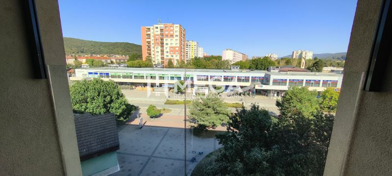 NA PRENÁJOM PRÉMIOVÝ 3-IZBOVÝ BYT – CENTRAL POINT HUMENNÉ - Výhľad z 3-izbového bytu v Humennom na okolitú zástavbu a zeleň.