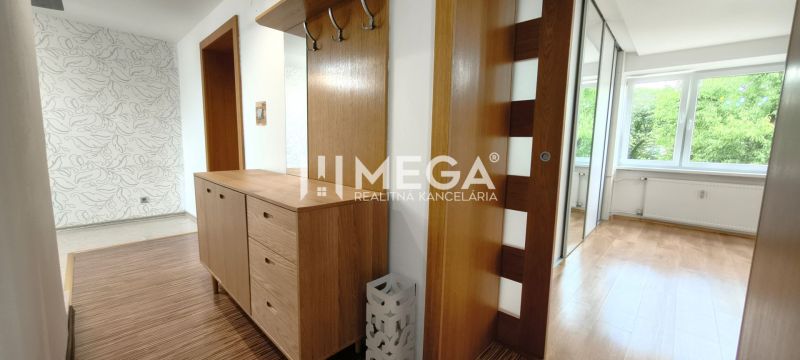 NA PREDAJ – ZREKONŠTRUOVANÝ 2-IZBOVÝ BYT – SÍDL. 1 HUMENNÉ