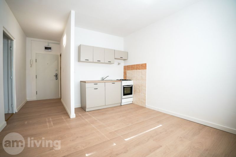 REZERVOVANÉ 1 izbový byt s balkónom - až 41m² N. DUBNICA - Kuchynský kút s linkou a vstavaným sporákom v 1-izbovom byte, podlaha s dreveným dekorom.