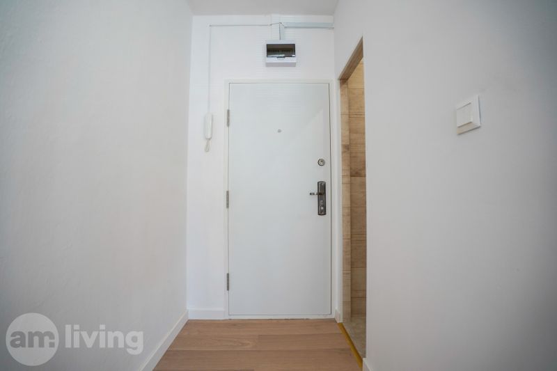 REZERVOVANÉ 1 izbový byt s balkónom - až 41m² N. DUBNICA - Biely vstup s podlahou s dreveným dekorom v 1-izbovom byte.