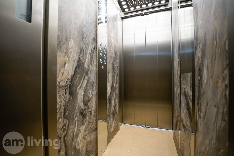 REZERVOVANÉ 1 izbový byt s balkónom - až 41m² N. DUBNICA - Interiér výťahu s mramorovými stenami a zrkadlami v 1-izbovom byte.