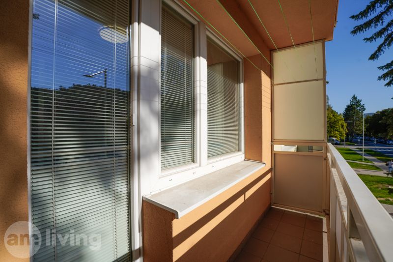 REZERVOVANÉ 1 izbový byt s balkónom - až 41m² N. DUBNICA - Balkón s výhľadom na Trenčiansku ulicu v Novej Dubnici, neďaleko 1-izbového bytu.