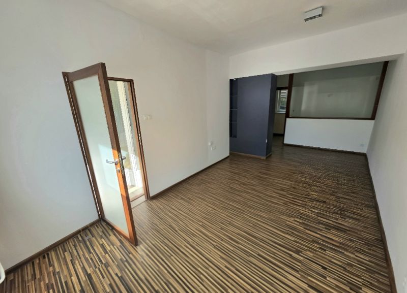 PRENÁJOM Bánovce nad Bebravou/2 IZBOVÝ BYT/CENTRUM-STRED/70m2 - Izba 2-izbového bytu s podlahou s dreveným dekorom a presklenými dverami.