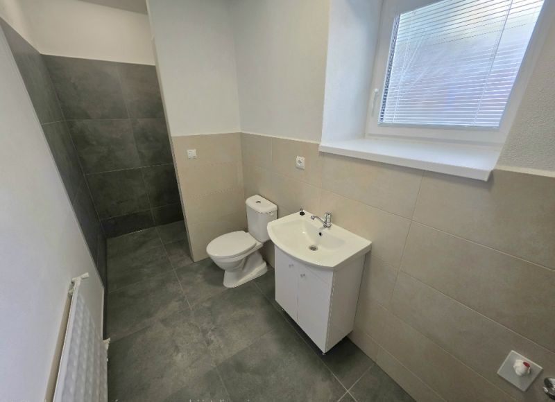 PRENÁJOM Bánovce nad Bebravou/2 IZBOVÝ BYT/CENTRUM-STRED/70m2 - Kúpeľňa v 2-izbovom byte s toaletou, umývadlom a sprchovým kútom bez zásteny.