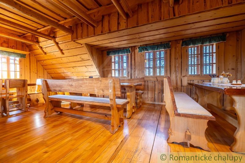 Požitavský dvor pri Topoľčiankach - Drevenica s dušou a obrovským pote - Drevený interiér s podlahou s dreveným dekorom a vidieckym posedením v rodinnom dome.