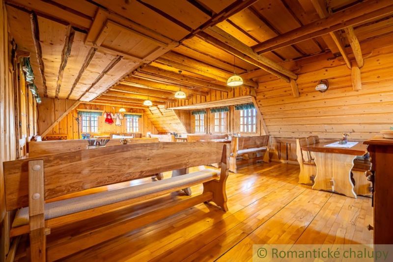 Požitavský dvor pri Topoľčiankach - Drevenica s dušou a obrovským pote - Interiér rodinného domu s drevenými stenami, lavicami a podlahou s dreveným dekorom.