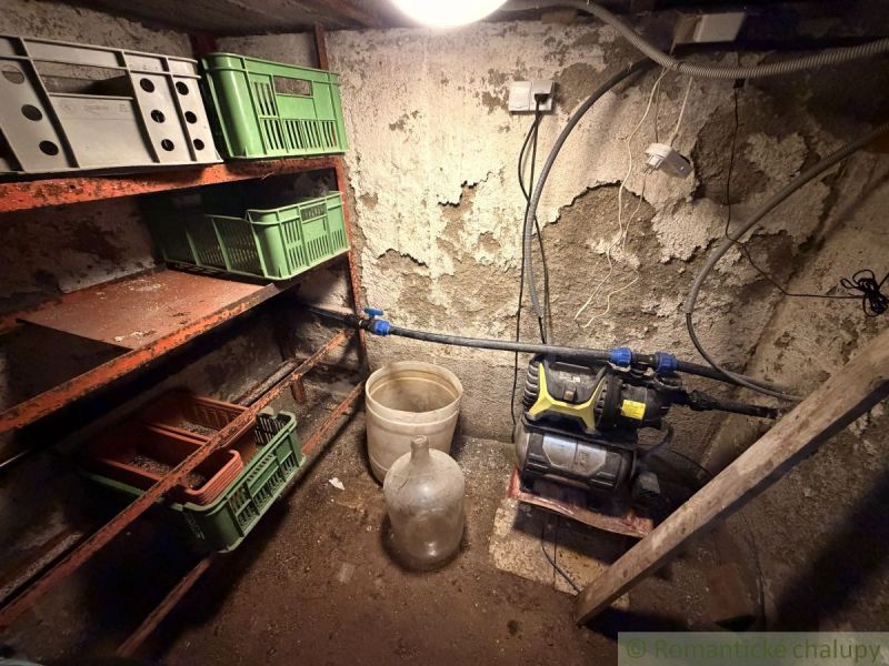 Záhrada s murovanou chatkou po rekonštrukcii iba 200 m od rieky Nitra - Úložný priestor s policami a plastikovými prepravkami v chate.