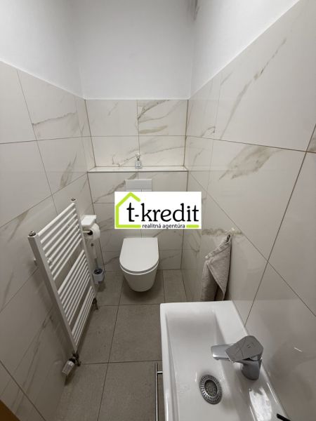 PREDAJ - RODINNÝ DOM - ZLATÉ MORAVCE - Kúpeľňa v rodinnom dome s bielymi obkladačkami a umývadlom.