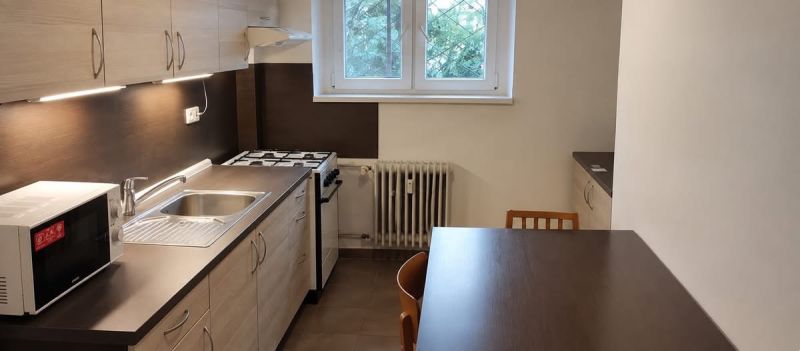 Prenájom 1-izbového zariadeného bytu, 43 m² – Šancová - Kuchyňa v 1-izbovom byte s plynovým sporákom a mikrovlnkou na tmavej linke.