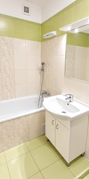 Prenájom 1-izbového zariadeného bytu, 43 m² – Šancová - Kúpeľňa v 1-izbovom byte s vaňou, umývadlovou skrinkou a zelenými obkladmi.