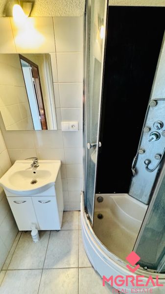 Na predaj 1 i byt 30 m2 Partizánske – Malé Kršteňany - Kúpeľňa s umývadlom a sprchovacím kútom v 1-izbovom byte.
