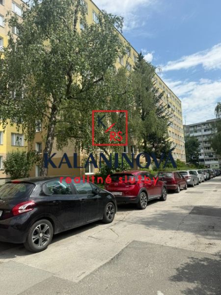 PRIPRAVUJEME: 4 izb. novorekonštruovaný byt, Košice - Terasa, Obrody - Pohľad na ulicu Obrody v Košiciach - meste Západ s parkovanými autami pri 4-izbovom byte.