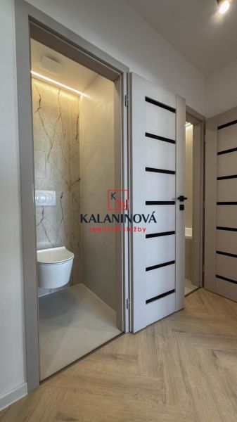 PRIPRAVUJEME: 4 izb. novorekonštruovaný byt, Košice - Terasa, Obrody - Interiér 4-izbového bytu s podlahou s dreveným dekorom a toaletnou miestnosťou.