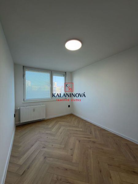 PRIPRAVUJEME: 4 izb. novorekonštruovaný byt, Košice - Terasa, Obrody - Svetlá izba v 4-izbovom byte s podlahou s dreveným dekorom.