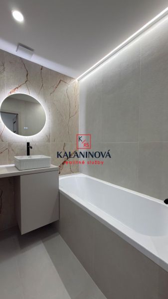 PRIPRAVUJEME: 4 izb. novorekonštruovaný byt, Košice - Terasa, Obrody - Kúpeľňa s obdĺžnikovou vaňou a okrúhlym zrkadlom v 4-izbovom byte.