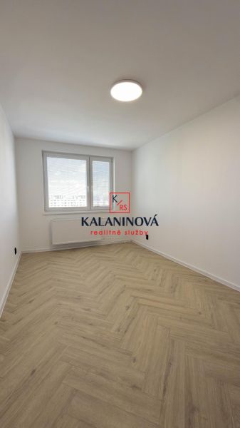 PRIPRAVUJEME: 4 izb. novorekonštruovaný byt, Košice - Terasa, Obrody - Izba s podlahou s dreveným dekorom v 4-izbovom byte elegantne presvetlená veľkým oknom.