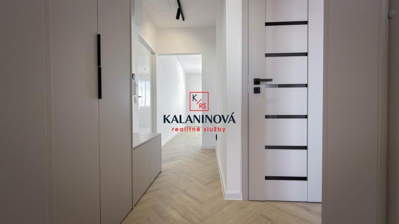 PRIPRAVUJEME: 4 izb. novorekonštruovaný byt, Košice - Terasa, Obrody - Chodba v 4-izbovom byte s podlahou a bielymi dverami.