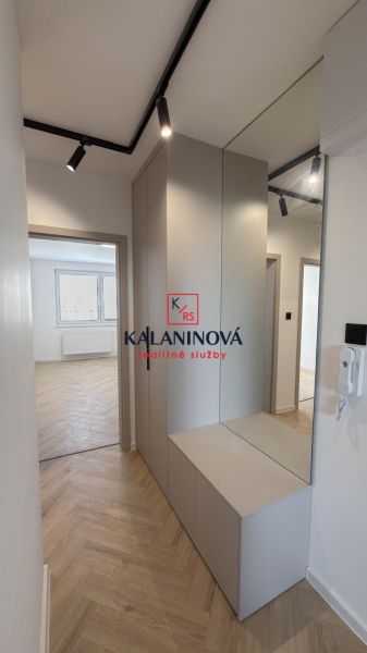 PRIPRAVUJEME: 4 izb. novorekonštruovaný byt, Košice - Terasa, Obrody - Chodba v 4-izbovom byte s integrovaným úložným priestorom a podlahou s dreveným dekorom.