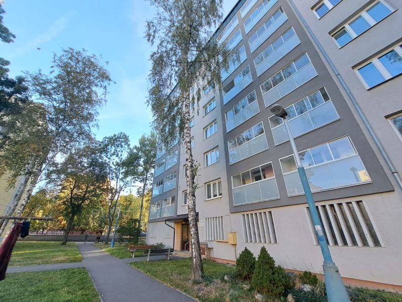 Prenájom kompletne zrekonštruovaného 2-izbového bytu s balkónom - Bytový dom na Štúrovej ulici v Poprade obklopený stromami pri 2-izbovom byte.