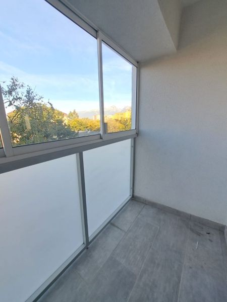 Prenájom kompletne zrekonštruovaného 2-izbového bytu s balkónom - Zasklený balkón 2-izbového bytu s výhľadom na lesy v Poprade na Štúrovej ulici.