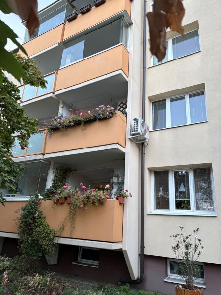 3-izbový byt v centre Pezinka, balkón, výťah, pivnica, komora - Bytový dom s balkónmi plnými kvetov na ulici Za hradbami v Pezinku.