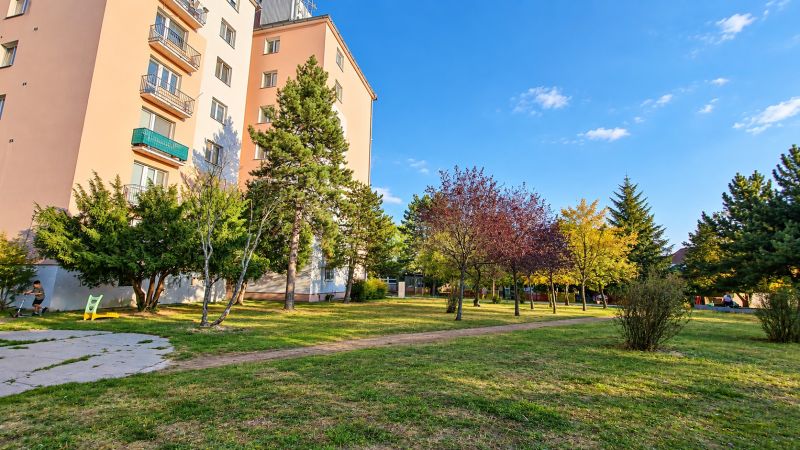 3-izbový byt v centre Pezinka, balkón, výťah, pivnica, komora - Panelový dom obklopený zeleňou na ulici Za hradbami, Pezinok, vhodný na 3-izbový byt.