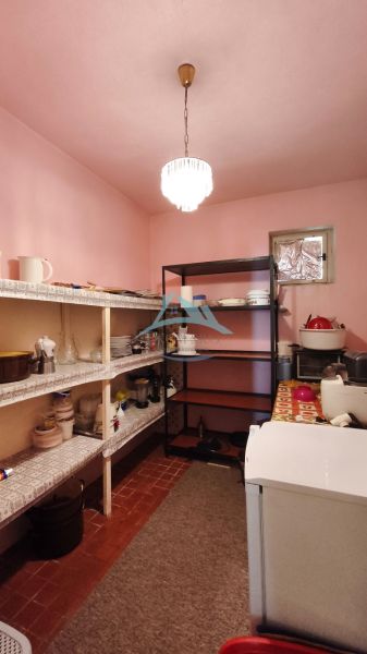 MIMORIADNE ZNÍŽENÁ CENA! Priestranný 6-izbový RD, Nenince, V. Krtíš. - Komora v rodinnom dome s regálmi na potraviny a príslušenstvo.