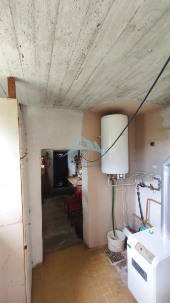 MIMORIADNE ZNÍŽENÁ CENA! Priestranný 6-izbový RD, Nenince, V. Krtíš. - Kúpeľňa v Rodinnom dome s bojlerom a kotolňou, dlažba na podlahe.